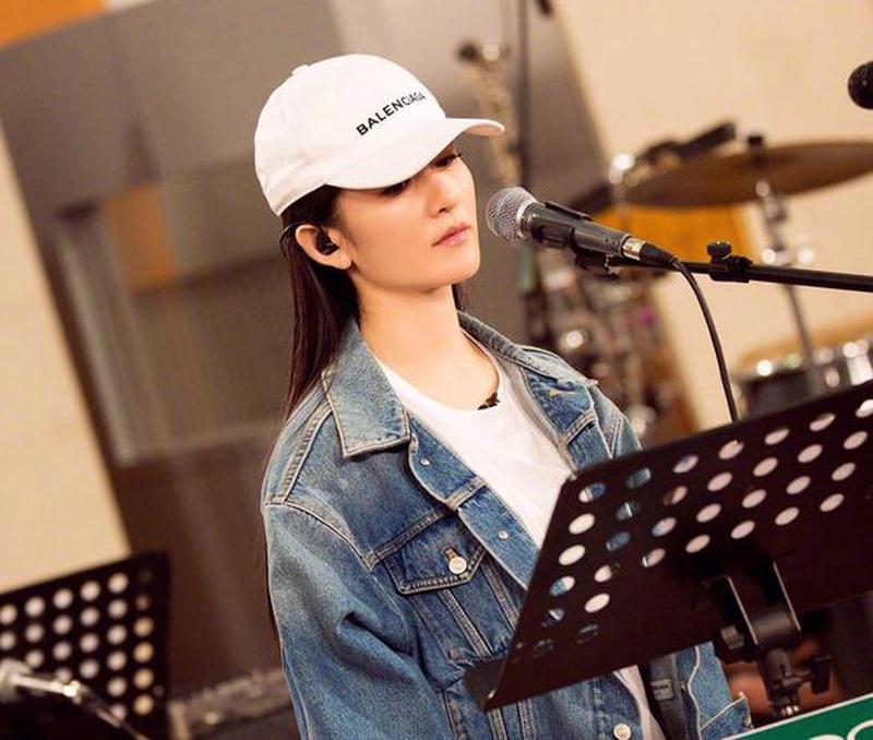 直接破防！谢娜李小冉演唱会亲脸颊，十年北漂真情戳中死穴