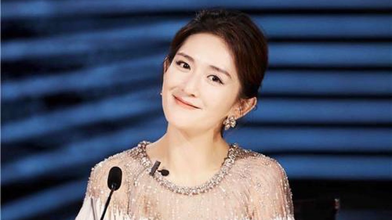 直接破防！谢娜李小冉演唱会亲脸颊，十年北漂真情戳中死穴