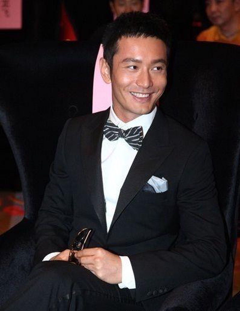 黄晓明闪现妇产医院全员吃瓜？终究是颈椎背了锅！