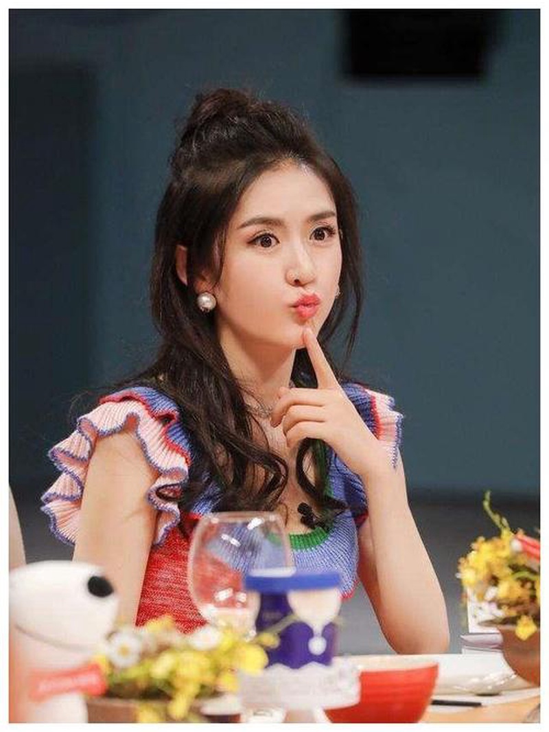 直接破防！谢娜李小冉演唱会亲脸颊，十年北漂真情戳中死穴