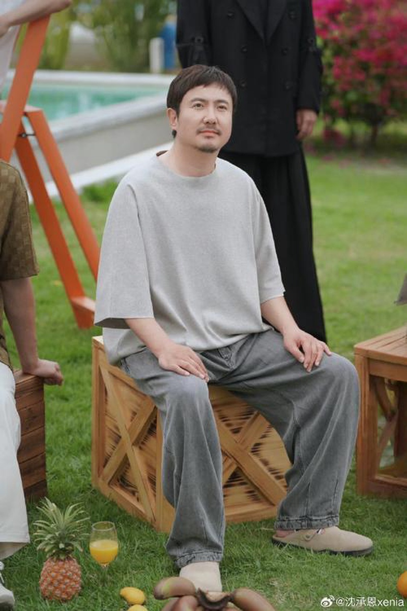笑发财了！沈腾吴京黄渤微博之夜神还原，这哪是走红毯简直是公园看报老年组啊