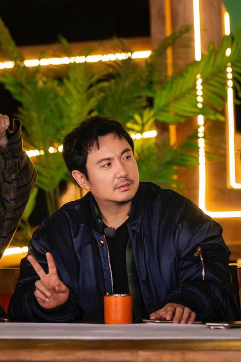 笑发财了！沈腾吴京黄渤微博之夜神还原，这哪是走红毯简直是公园看报老年组啊